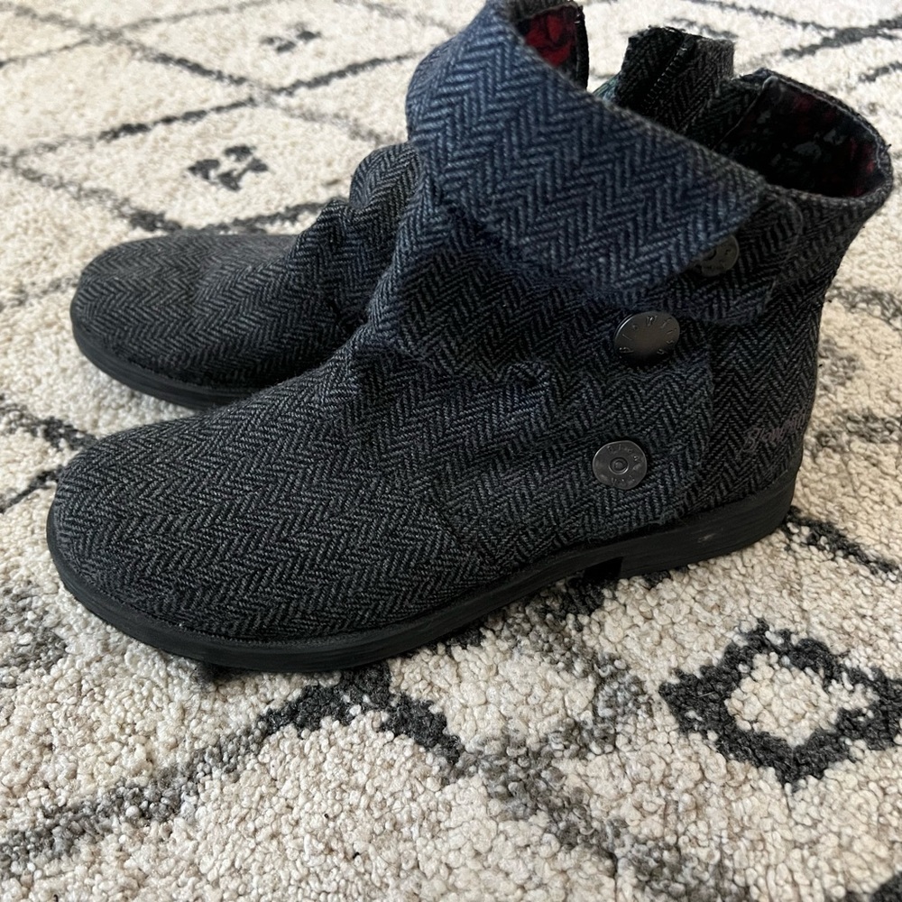 Size 7 black and grey booties